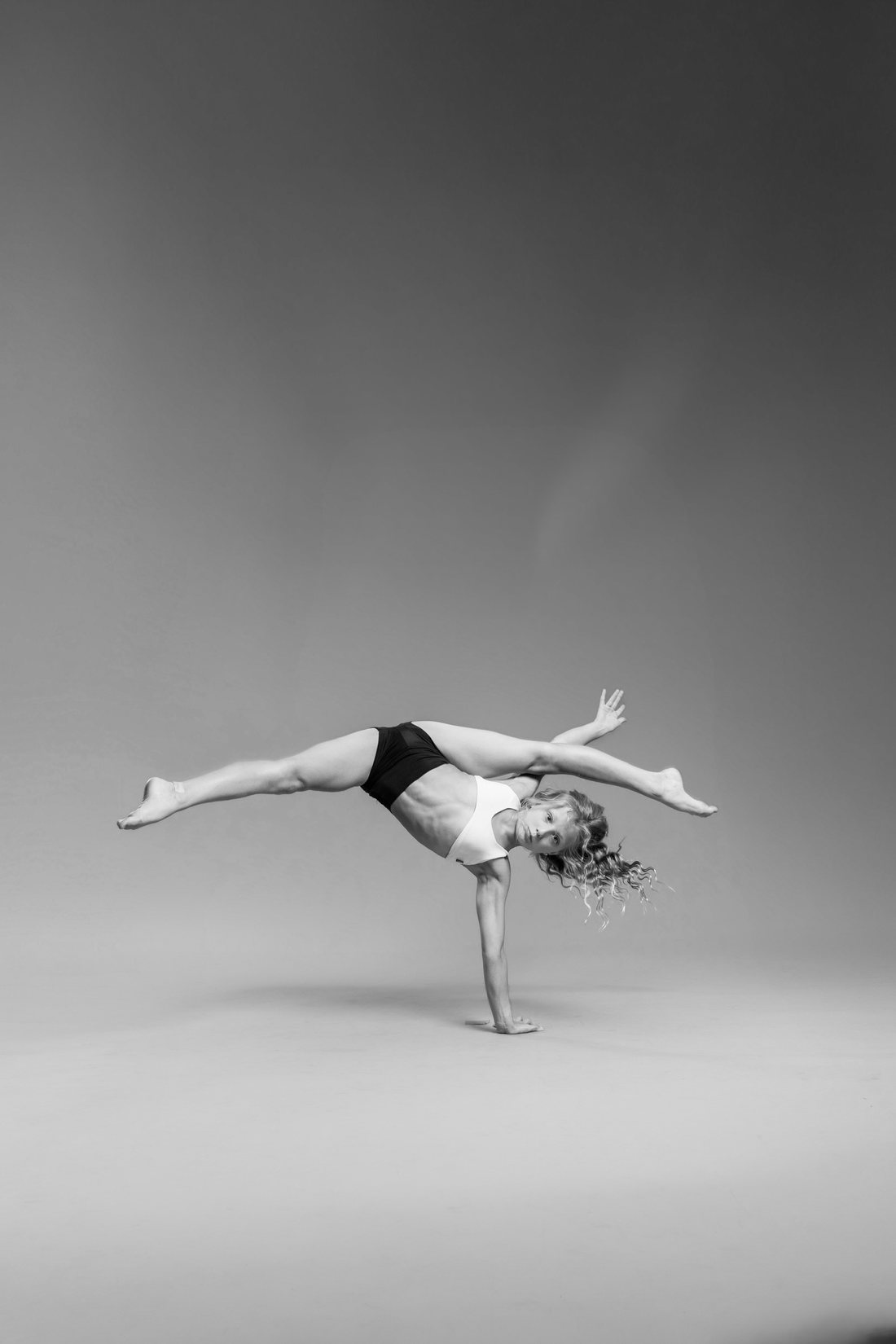 Centre Pointe dancer